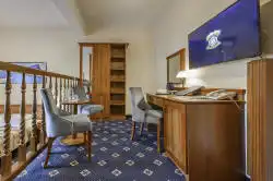 Үстелі және үстелі бар бөлме