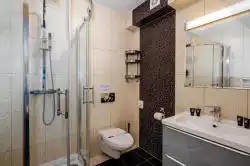 Ванна бөлмесі — сол жақтан көрініс