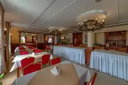 Белгіленген үстелдері бар кең асхана