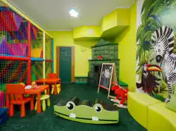 Ойын бөлмесі — балаларға арналған үстелдер мен сөмкелер